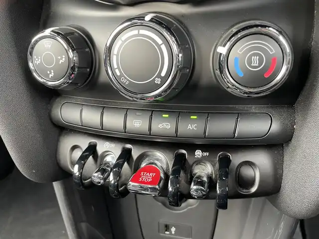 ＭＩＮＩ ミニ ヴィクトリア 静岡県 2018(平30)年 3.2万km ミッドナイト・ブラック・メタリック 純正HDDナビ/・Bluetooth/・USB入力端子/ETC/オートリミッター/アイドリングストップ/横滑り防止装置/LEDヘッドライト/ユニオンジャックLEDリアライト/純正フロアマット/純正15インチアロイホイール