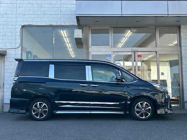 トヨタ ヴォクシー ZS 煌 埼玉県 2018(平30)年 3.4万km ブラッキッシュアゲハガラスフレーク モデリスタエアロ/純正SDナビ/【CD/DVD/フルセグ/Bluetooth】/バックカメラ/両側パワースライドドア/シーケンシャルウィンカー/LEDヘッドライト/ETC/クルーズコントロール/プリクラッシュセーフティシステム/スマートキー