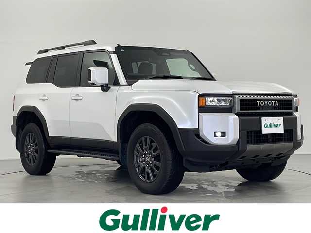 トヨタ ランドクルーザー ２５０ VX 岐阜県 2024(令6)年 0.5万km プラチナホワイトパールマイカ トヨタチームメイト［アドバンスト ドライブ（渋滞時支援）］/ドライバーモニターカメラ/おくだけ充電/JBLプレミアムサウンドシステム（14スピーカー/12chオーディオアンプ）/AppleCarPlay/AndroidAutoTM/Miracast/ETC2.0ユニット（VICS機能付）＋光ビーコンユニット付/ルーフレール/スペアタイヤ/ヒルスタートアシストコントロール（HAC）/緊急時操舵支援/フロントクロストラフィックアラート（FCTA）/レーンチェンジアシスト（LCA）/12.3インチTFTカラーメーター/マルチインフォメーションディスプレイ（メーター照度コントロール付）/12.3インチディスプレイオーディオ（コネクティッドナビ対応）Plus/革巻きステアリング/ステアリングリモコン/ステアリングヒーター/サンルーフ/デジタルインナーミラー/パワーシート（DN）/シートヒーターDN/ベンチレーションDN/センターデフロック機能/オートライト/オートハイビーム/LEDヘッドライト/アラウンドビューモニター/スペアキー/パワーバックドア/ヘッドライトウォッシャー/カーテシランプ/【T-Connect】/マイカーサーチ/ヘルプネット/eケア