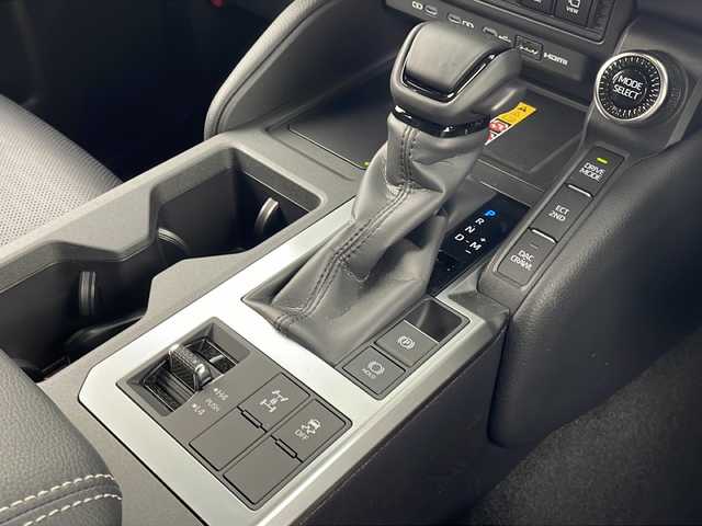 トヨタ ランドクルーザー ２５０ VX 岐阜県 2024(令6)年 0.5万km プラチナホワイトパールマイカ トヨタチームメイト［アドバンスト ドライブ（渋滞時支援）］/ドライバーモニターカメラ/おくだけ充電/JBLプレミアムサウンドシステム（14スピーカー/12chオーディオアンプ）/AppleCarPlay/AndroidAutoTM/Miracast/ETC2.0ユニット（VICS機能付）＋光ビーコンユニット付/ルーフレール/スペアタイヤ/ヒルスタートアシストコントロール（HAC）/緊急時操舵支援/フロントクロストラフィックアラート（FCTA）/レーンチェンジアシスト（LCA）/12.3インチTFTカラーメーター/マルチインフォメーションディスプレイ（メーター照度コントロール付）/12.3インチディスプレイオーディオ（コネクティッドナビ対応）Plus/革巻きステアリング/ステアリングリモコン/ステアリングヒーター/サンルーフ/デジタルインナーミラー/パワーシート（DN）/シートヒーターDN/ベンチレーションDN/センターデフロック機能/オートライト/オートハイビーム/LEDヘッドライト/アラウンドビューモニター/スペアキー/パワーバックドア/ヘッドライトウォッシャー/カーテシランプ/【T-Connect】/マイカーサーチ/ヘルプネット/eケア