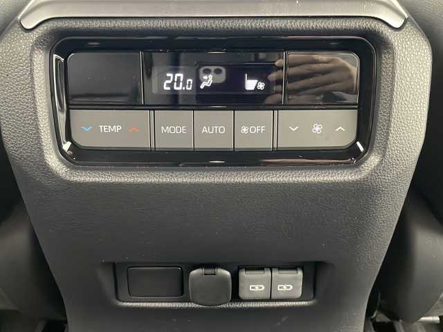 トヨタ ランドクルーザー ２５０ VX 岐阜県 2024(令6)年 0.5万km プラチナホワイトパールマイカ トヨタチームメイト［アドバンスト ドライブ（渋滞時支援）］/ドライバーモニターカメラ/おくだけ充電/JBLプレミアムサウンドシステム（14スピーカー/12chオーディオアンプ）/AppleCarPlay/AndroidAutoTM/Miracast/ETC2.0ユニット（VICS機能付）＋光ビーコンユニット付/ルーフレール/スペアタイヤ/ヒルスタートアシストコントロール（HAC）/緊急時操舵支援/フロントクロストラフィックアラート（FCTA）/レーンチェンジアシスト（LCA）/12.3インチTFTカラーメーター/マルチインフォメーションディスプレイ（メーター照度コントロール付）/12.3インチディスプレイオーディオ（コネクティッドナビ対応）Plus/革巻きステアリング/ステアリングリモコン/ステアリングヒーター/サンルーフ/デジタルインナーミラー/パワーシート（DN）/シートヒーターDN/ベンチレーションDN/センターデフロック機能/オートライト/オートハイビーム/LEDヘッドライト/アラウンドビューモニター/スペアキー/パワーバックドア/ヘッドライトウォッシャー/カーテシランプ/【T-Connect】/マイカーサーチ/ヘルプネット/eケア