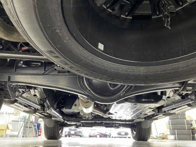 トヨタ ランドクルーザー ２５０ VX 岐阜県 2024(令6)年 0.5万km プラチナホワイトパールマイカ トヨタチームメイト/ドライバーモニターカメラ/おくだけ充電/JBLプレミアムサウンドシステム/AppleCarPlay/AndroidAutoTM/Miracast/ETC2.0ユニット/ルーフレール/スペアタイヤ/ヒルスタートアシストコントロール（HAC）/緊急時操舵支援/フロントクロストラフィックアラート（FCTA）/レーンチェンジアシスト（LCA）/12.3インチTFTカラーメーター/マルチインフォメーションディスプレイ（メーター照度コントロール付）/12.3インチディスプレイオーディオ（コネクティッドナビ対応）Plus/革巻きステアリング/ステアリングリモコン/ステアリングヒーター/サンルーフ/デジタルインナーミラー/パワーシート（DN）/シートヒーターDN/ベンチレーションDN/センターデフロック機能/オートライト/オートハイビーム/LEDヘッドライト/アラウンドビューモニター/スペアキー/パワーバックドア/ヘッドライトウォッシャー/カーテシランプ/【T-Connect】/マイカーサーチ/ヘルプネット/eケア