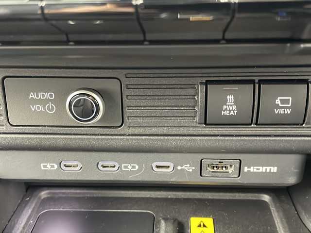 トヨタ ランドクルーザー ２５０ VX 岐阜県 2024(令6)年 0.5万km プラチナホワイトパールマイカ トヨタチームメイト/ドライバーモニターカメラ/おくだけ充電/JBLプレミアムサウンドシステム/AppleCarPlay/AndroidAutoTM/Miracast/ETC2.0ユニット/ルーフレール/スペアタイヤ/ヒルスタートアシストコントロール（HAC）/緊急時操舵支援/フロントクロストラフィックアラート（FCTA）/レーンチェンジアシスト（LCA）/12.3インチTFTカラーメーター/マルチインフォメーションディスプレイ（メーター照度コントロール付）/12.3インチディスプレイオーディオ（コネクティッドナビ対応）Plus/革巻きステアリング/ステアリングリモコン/ステアリングヒーター/サンルーフ/デジタルインナーミラー/パワーシート（DN）/シートヒーターDN/ベンチレーションDN/センターデフロック機能/オートライト/オートハイビーム/LEDヘッドライト/アラウンドビューモニター/スペアキー/パワーバックドア/ヘッドライトウォッシャー/カーテシランプ/【T-Connect】/マイカーサーチ/ヘルプネット/eケア