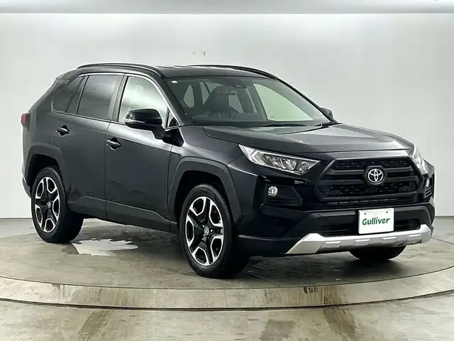 トヨタ ＲＡＶ４ アドベンチャー 愛知県 2021(令3)年 4.3万km アティチュードブラックマイカ 禁煙車/ダイナミックトルクベクタリング4WD/純正9インチディスプレイオーディオ/（AppleCarPlay/AndroidAuto/Bluetooh/USB）/バックカメラ/トヨタセーフティセンス/・レーントレーシングアシスト/・プリクラッシュセーフティ/・オートマチックハイビーム/・レーダークルーズコントロール/・ロードサインアシスト/・先行車発進告知機能/ブラインドスポットモニター/クリアランスソナー/ETC/ブラック合皮スポーティシート/運転席パワーシート/3灯式LEDヘッドライト/フロントフォグランプ/フラット型ルーフレール/5本スポーク純正19インチアルミホイール/自動防眩ミラー/スマートキー/スペアキー有/プッシュスタート/6スピーカー/純正フロアマット