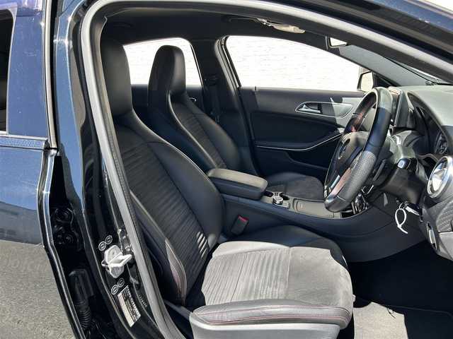 メルセデス・ベンツ Ａ１８０ ブルーエフィシェンシー スポーツ 大阪府 2013(平25)年 5.1万km コスモスブラック ナイトパッケージ/純正HDDナビ/(フルセグTV/Bluetooth/CD/DVD)/バックモニター/前後コーナーセンサー/クルーズコントロール/ブラインドスポットモニター/衝突被害軽減システム/レザーシート/ハーフレザーシート/D席メモリシート/純正フロアマット/純正AW/キセノンヘッドライト/ドライブレコーダー/ETC/保証書/取扱説明書