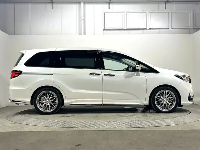 ホンダ オデッセイ ハイブリッド e:HEVアブソルート EX 大阪府 2021(令3)年 1.1万km プラチナホワイトパール 純正１１ｉｎｃナビ　後席モニター　３６０カメラ　衝突軽減ブレーキ　レーンアシスト　レーダークルーズＣ　両側パワースライドドア　ＥＴＣ　シートヒーター　コーナーセンサー　ＢＳＭ　　電動リアゲート