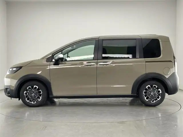 ホンダ フリード ハイブリット e:HEV クロスター 愛知県 2025(令7)年 0.1千km ベージュ 登録済未使用車　純正９型ナビ　禁煙　シートヒーター　ハーフレザー　電動パーキング　ホンダセンシング　衝突軽減　追従クルコン　ハンドル支援　コーナーセンサー　ＬＥＤオートライト　両側パワースライドドア　/登録時走行距離５ｋｍ/e:HEV クロスター　2LE40C3　6人　9インチナビ　LXM-242ZFNI(207680円)