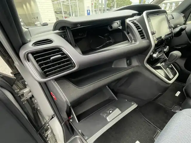 日産 セレナ X 山梨県 2017(平29)年 10.8万km ブリリアントシルバー (株)IDOMが運営する【じしゃロン甲府店】の自社ローン専用車両になります。/こちらは現金またはオートローンご利用時の価格です。自社ローンご希望の方は別途その旨お申付け下さい/純正メモリーナビ/（フルセグTV/CD/DVD/Blu-ray/BTオーディオ）/アラウンドビューモニター/エマージェンシーブレーキ/セキュリティ＆セーフティパック/両側パワースライドドア/クルーズコントロール/ETC/インテリジェントキー/保証書・取説・ナビ説