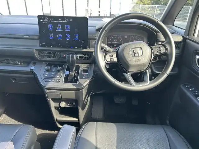 ホンダ ステップワゴン スパーダ 大阪府 2022(令4)年 3.5万km プラチナホワイトパール ホンダセンシング/・アダプティクブクルーズコントロール/・衝突軽減ブレーキー/・レーンアシスト/・コーナーセンサー/・ブラインドスポットインフォメーション/純正11.4インチナビ/・Bluetooth/フルセグTV/CD/DVD/USB/ラジオ/主要装備/・全方位カメラ/・アラウンドビューモニター/・アイドリングストップ/・横滑り防止装置/・オートホールド/・パドルシフト/・両側パワースライドドア/・パワーバックドア/・フリップダウンモニター/・レザーシート/・シートヒーター/・オットマン/・ウォークスルー/・ステアリングリモコン/・LEDヘッドライト/・フォグランプ/・ヘッドライトレベライザー/・ドライブレコーダー/・ETC