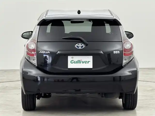 トヨタ アクア S 福岡県 2014(平26)年 7.2万km ブラックマイカ 純正ナビ／ＢＴ／フルセグＴＶ　/バックカメラ　/ＥＴＣ　/プッシュスタート　/スマートキー　/電動格納式ドアミラー　/ＥＣＯモード　/ＥＶモード　/ドアバイザー　/純正１５インチアルミホイール　/社外フロアマット