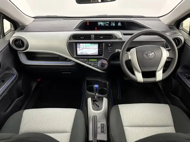 トヨタ アクア S 福岡県 2014(平26)年 7.2万km ブラックマイカ 純正ナビ／ＢＴ／フルセグＴＶ　/バックカメラ　/ＥＴＣ　/プッシュスタート　/スマートキー　/電動格納式ドアミラー　/ＥＣＯモード　/ＥＶモード　/ドアバイザー　/純正１５インチアルミホイール　/社外フロアマット