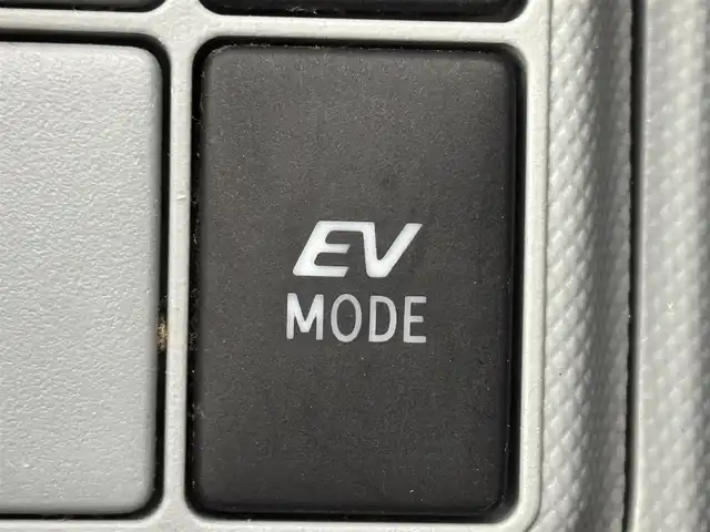 トヨタ アクア S 福岡県 2014(平26)年 7.2万km ブラックマイカ 純正ナビ／ＢＴ／フルセグＴＶ　/バックカメラ　/ＥＴＣ　/プッシュスタート　/スマートキー　/電動格納式ドアミラー　/ＥＣＯモード　/ＥＶモード　/ドアバイザー　/純正１５インチアルミホイール　/社外フロアマット