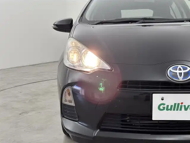 トヨタ アクア S 福岡県 2014(平26)年 7.2万km ブラックマイカ 純正ナビ／ＢＴ／フルセグＴＶ　/バックカメラ　/ＥＴＣ　/プッシュスタート　/スマートキー　/電動格納式ドアミラー　/ＥＣＯモード　/ＥＶモード　/ドアバイザー　/純正１５インチアルミホイール　/社外フロアマット