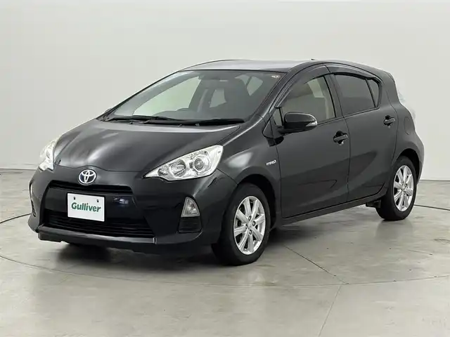 トヨタ アクア S 福岡県 2014(平26)年 7.2万km ブラックマイカ 純正ナビ／ＢＴ／フルセグＴＶ　/バックカメラ　/ＥＴＣ　/プッシュスタート　/スマートキー　/電動格納式ドアミラー　/ＥＣＯモード　/ＥＶモード　/ドアバイザー　/純正１５インチアルミホイール　/社外フロアマット