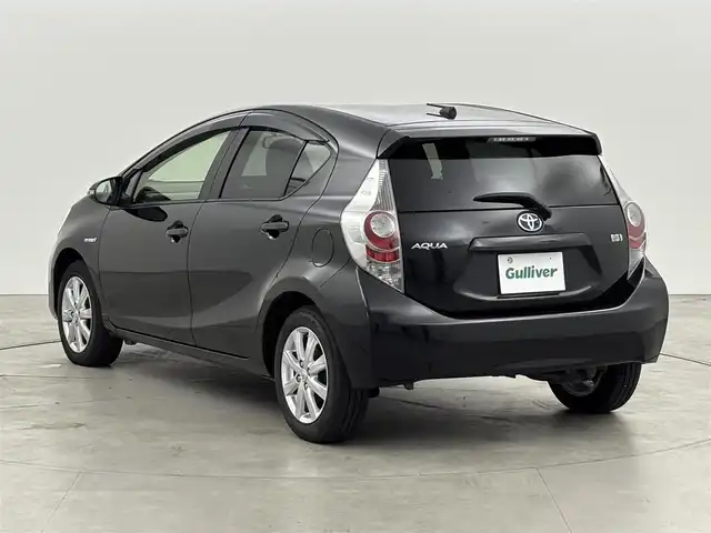 トヨタ アクア S 福岡県 2014(平26)年 7.2万km ブラックマイカ 純正ナビ／ＢＴ／フルセグＴＶ　/バックカメラ　/ＥＴＣ　/プッシュスタート　/スマートキー　/電動格納式ドアミラー　/ＥＣＯモード　/ＥＶモード　/ドアバイザー　/純正１５インチアルミホイール　/社外フロアマット