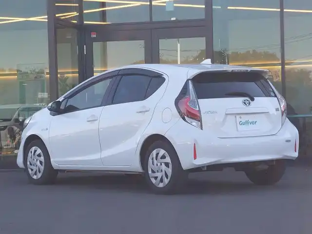 トヨタ アクア S 東京都 2018(平30)年 4.2万km スーパーホワイトⅡ 純正ナビ(NSCD-W66)/【AM/FM/CD/SD/BT/AUX】/ビルトインETC/ステアリングスイッチ/横滑り防止装置/車両接近通報装置/EV MODE/ECO MODE/オートエアコン/電動格納ミラー/純正フロアマット/リモコンキー/保証書/取扱説明書