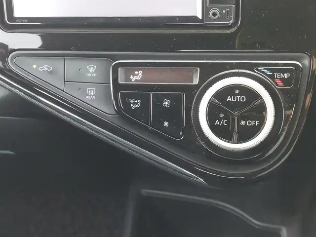 トヨタ アクア S 東京都 2018(平30)年 4.2万km スーパーホワイトⅡ 純正ナビ(NSCD-W66)/【AM/FM/CD/SD/BT/AUX】/ビルトインETC/ステアリングスイッチ/横滑り防止装置/車両接近通報装置/EV MODE/ECO MODE/オートエアコン/電動格納ミラー/純正フロアマット/リモコンキー/保証書/取扱説明書