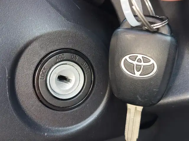 トヨタ アクア S 東京都 2018(平30)年 4.2万km スーパーホワイトⅡ 純正ナビ(NSCD-W66)/【AM/FM/CD/SD/BT/AUX】/ビルトインETC/ステアリングスイッチ/横滑り防止装置/車両接近通報装置/EV MODE/ECO MODE/オートエアコン/電動格納ミラー/純正フロアマット/リモコンキー/保証書/取扱説明書