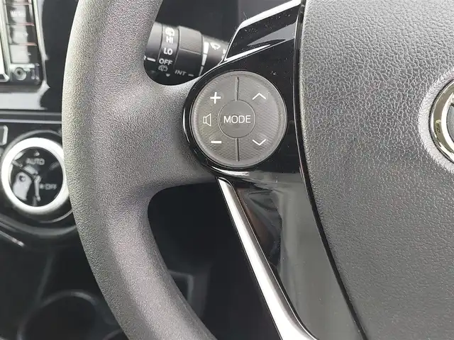 トヨタ アクア S 東京都 2018(平30)年 4.2万km スーパーホワイトⅡ 純正ナビ(NSCD-W66)/【AM/FM/CD/SD/BT/AUX】/ビルトインETC/ステアリングスイッチ/横滑り防止装置/車両接近通報装置/EV MODE/ECO MODE/オートエアコン/電動格納ミラー/純正フロアマット/リモコンキー/保証書/取扱説明書