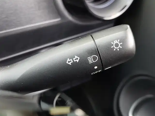 トヨタ アクア S 東京都 2018(平30)年 4.2万km スーパーホワイトⅡ 純正ナビ(NSCD-W66)/【AM/FM/CD/SD/BT/AUX】/ビルトインETC/ステアリングスイッチ/横滑り防止装置/車両接近通報装置/EV MODE/ECO MODE/オートエアコン/電動格納ミラー/純正フロアマット/リモコンキー/保証書/取扱説明書