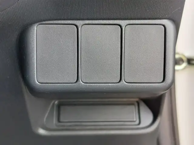 トヨタ アクア S 東京都 2018(平30)年 4.2万km スーパーホワイトⅡ 純正ナビ(NSCD-W66)/【AM/FM/CD/SD/BT/AUX】/ビルトインETC/ステアリングスイッチ/横滑り防止装置/車両接近通報装置/EV MODE/ECO MODE/オートエアコン/電動格納ミラー/純正フロアマット/リモコンキー/保証書/取扱説明書