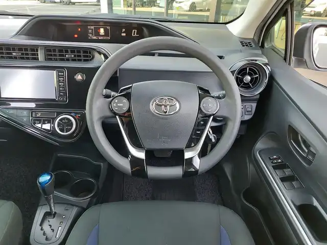 トヨタ アクア S 東京都 2018(平30)年 4.2万km スーパーホワイトⅡ 純正ナビ(NSCD-W66)/【AM/FM/CD/SD/BT/AUX】/ビルトインETC/ステアリングスイッチ/横滑り防止装置/車両接近通報装置/EV MODE/ECO MODE/オートエアコン/電動格納ミラー/純正フロアマット/リモコンキー/保証書/取扱説明書