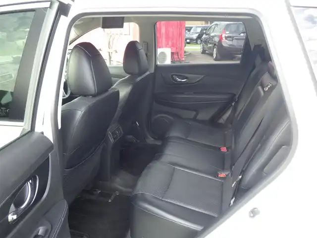 日産 エクストレイル 20X 千葉県 2014(平26)年 5.2万km ブリリアントホワイトパール パワーバックドア/カブロンシート/前席シートヒーター/純正SDナビ/地デジTV/【DVD/CD再生機能】/バックカメラ/フリップダウンモニター/ドライブレコーダー/革巻きステアリング/ETC/LEDヘッドライト/フォグライト/ウインカーミラー/純正17インチアルミホイル/インテリジェントキー