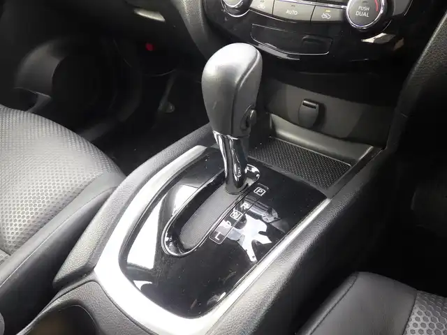 日産 エクストレイル 20X 千葉県 2014(平26)年 5.2万km ブリリアントホワイトパール パワーバックドア/カブロンシート/前席シートヒーター/純正SDナビ/地デジTV/【DVD/CD再生機能】/バックカメラ/フリップダウンモニター/ドライブレコーダー/革巻きステアリング/ETC/LEDヘッドライト/フォグライト/ウインカーミラー/純正17インチアルミホイル/インテリジェントキー