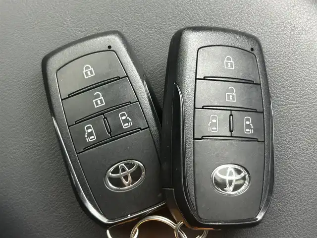 トヨタ ノア S－Z 熊本県 2023(令5)年 3.1万km ホワイトパールクリスタルシャイン 純正10.5インチナビ（CD・ＤＶＤ・フルセグ・ＢＴ・ＡｐｐｌＣａｒＰｌａｙ・ＡｎｄｒｏｉｄＡｕｔｏ・HDMI）/バックカメラ　/純正１４インチフリップダウンモニター　/ビルトインＥＴＣ２．０　/社外前後ドライブレコーダー　/両側パワースライドドア/前後クリアランスソナー/前席シートヒーター/トヨタセーフティーセンス/・レーダークルーズコントロール/・プリクラッシュセーフティ/・プロアクティブドライビングアシスト/・ロードサインアシスト/横滑り防止/ハーフレザーシート/オートライト/オートマチックハイビーム/LEDヘッドライト/フォグライト/スマートキー/プッシュスタート/スペアキー1本