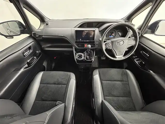 トヨタ ヴォクシー ZS 煌Ⅲ 道央・札幌 2021(令3)年 3.1万km イナズマスパーキングブラックガラスフレーク ・ワンオーナー/・４WD/・寒冷地仕様/・ALPINE9インチナビ/　CD/DVD/SD/BT/フルセグ/・ALPINEフリップダウンモニター/・バックカメラ/・前後ドライブレコーダー/・ETC/・トヨタセーフティセンス/・プリクラッシュセーフティ/・クルーズコントロール/・レーンキープアシスト/・オートハイビーム/・両側パワースライドドア/・ハーフレザーシート/・RS-Rサスペンション/・社外18インチAW/・LEDヘッドライト/・フォグライト/・オートライト/・プッシュスタート/・スマートキー/・純正エンジンスターター/・純正フロアマット/・ドアバイザー