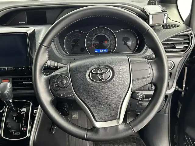 トヨタ ヴォクシー ZS 煌Ⅲ 道央・札幌 2021(令3)年 3.1万km イナズマスパーキングブラックガラスフレーク ・ワンオーナー/・４WD/・寒冷地仕様/・ALPINE9インチナビ/　CD/DVD/SD/BT/フルセグ/・ALPINEフリップダウンモニター/・バックカメラ/・前後ドライブレコーダー/・ETC/・トヨタセーフティセンス/・プリクラッシュセーフティ/・クルーズコントロール/・レーンキープアシスト/・オートハイビーム/・両側パワースライドドア/・ハーフレザーシート/・RS-Rサスペンション/・社外18インチAW/・LEDヘッドライト/・フォグライト/・オートライト/・プッシュスタート/・スマートキー/・純正エンジンスターター/・純正フロアマット/・ドアバイザー