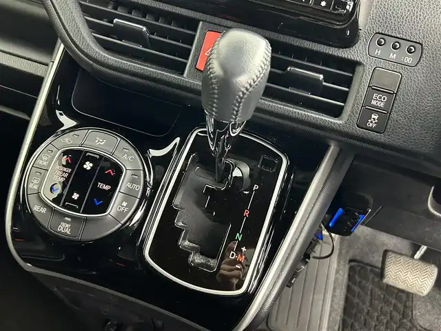 トヨタ ヴォクシー ZS 煌Ⅲ 道央・札幌 2021(令3)年 3.1万km イナズマスパーキングブラックガラスフレーク ・ワンオーナー/・４WD/・寒冷地仕様/・ALPINE9インチナビ/　CD/DVD/SD/BT/フルセグ/・ALPINEフリップダウンモニター/・バックカメラ/・前後ドライブレコーダー/・ETC/・トヨタセーフティセンス/・プリクラッシュセーフティ/・クルーズコントロール/・レーンキープアシスト/・オートハイビーム/・両側パワースライドドア/・ハーフレザーシート/・RS-Rサスペンション/・社外18インチAW/・LEDヘッドライト/・フォグライト/・オートライト/・プッシュスタート/・スマートキー/・純正エンジンスターター/・純正フロアマット/・ドアバイザー