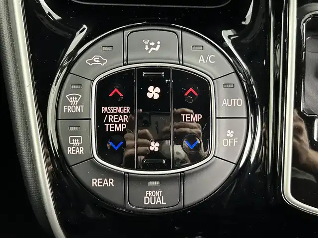 トヨタ ヴォクシー ZS 煌Ⅲ 道央・札幌 2021(令3)年 3.1万km イナズマスパーキングブラックガラスフレーク ・ワンオーナー/・４WD/・寒冷地仕様/・ALPINE9インチナビ/　CD/DVD/SD/BT/フルセグ/・ALPINEフリップダウンモニター/・バックカメラ/・前後ドライブレコーダー/・ETC/・トヨタセーフティセンス/・プリクラッシュセーフティ/・クルーズコントロール/・レーンキープアシスト/・オートハイビーム/・両側パワースライドドア/・ハーフレザーシート/・RS-Rサスペンション/・社外18インチAW/・LEDヘッドライト/・フォグライト/・オートライト/・プッシュスタート/・スマートキー/・純正エンジンスターター/・純正フロアマット/・ドアバイザー