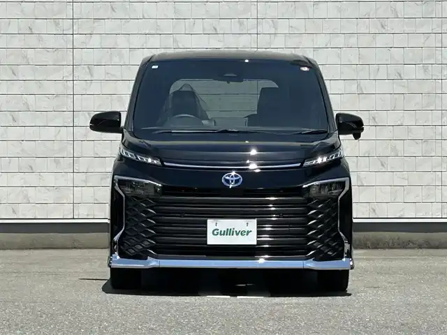 トヨタ ヴォクシー ハイブリッド S－Z 福岡県 2025(令7)年 0.9万km アティチュードブラックマイカ 純正８型ディスプレイオーディオトヨタセーフティセンスレーンキープアシストオートマチックハイビームレーダークルーズコントロールバックカメラ両側パワースライドドアハーフレザーシート前席シートヒーターLEDヘッドライトオートライト純正AWETC