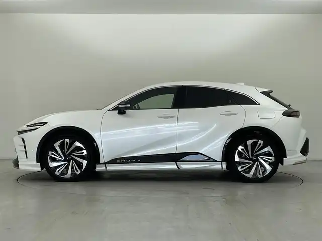 トヨタ クラウン スポーツ Z 群馬県 2024(令6)年 1.5万km プレシャスホワイトパール モデリスタエアロ（フロント/サイド/リアアンダー）/モデリスタ21インチアルミホイール/パノラマルーフ/＝＝＝＝＝/純正12.3インチディスプレイオーデイオPlus/・トヨタプレミアムサウンドシステム/・AM/FM/Bluetooth/フルセグTV/・USB/AppleCarPlay/AndroidAuto/Miracast/・前後ドライブレコーダー/パノラミックビューモニター/本革シート/前席パワーシート/シートヒーター/シートベンチレーション/パワーシート /ポジションメモリー/トヨタセーフティセンス/・プリクラッシュセーフティ/・フロントクロストラフィックアラート/・レーンチェンジアシスト/レーントレーシングアシスト/・レーダークルーズコントロール/・アダプティブハイビームシステム/・ロードサインアシスト/ブラインドスポットモニター/安心降車アシスト/パーキングサポートブレーキ/ITS Connect/トヨタチームメイト/・アドバンスドパーク/・パーキングサポートブレーキ（周囲静止物）/デジタルインナーミラー/おくだけ充電（縦置き）/AC100V電源/ハンズフリーパワーバックドア/カラーHUD/ビルトインETC2.0