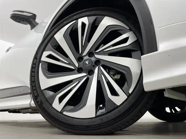 トヨタ クラウン スポーツ Z 群馬県 2024(令6)年 1.5万km プレシャスホワイトパール モデリスタエアロ（フロント/サイド/リアアンダー）/モデリスタ21インチアルミホイール/パノラマルーフ/＝＝＝＝＝/純正12.3インチディスプレイオーデイオPlus/・トヨタプレミアムサウンドシステム/・AM/FM/Bluetooth/フルセグTV/・USB/AppleCarPlay/AndroidAuto/Miracast/・前後ドライブレコーダー/パノラミックビューモニター/本革シート/前席パワーシート/シートヒーター/シートベンチレーション/パワーシート /ポジションメモリー/トヨタセーフティセンス/・プリクラッシュセーフティ/・フロントクロストラフィックアラート/・レーンチェンジアシスト/レーントレーシングアシスト/・レーダークルーズコントロール/・アダプティブハイビームシステム/・ロードサインアシスト/ブラインドスポットモニター/安心降車アシスト/パーキングサポートブレーキ/ITS Connect/トヨタチームメイト/・アドバンスドパーク/・パーキングサポートブレーキ（周囲静止物）/デジタルインナーミラー/おくだけ充電（縦置き）/AC100V電源/ハンズフリーパワーバックドア/カラーHUD/ビルトインETC2.0
