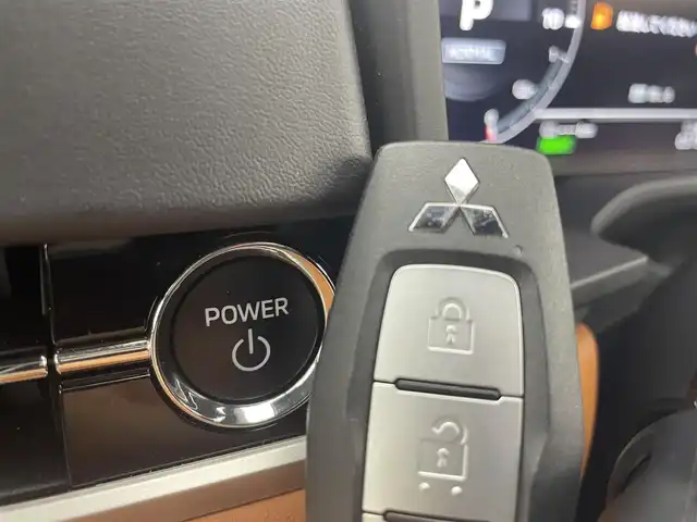 三菱 アウトランダー ＰＨＥＶ P 茨城県 2022(令4)年 3.8万km パールⅡ 純正12.3型ナビ/BOSEサウンド/全周囲カメラ/フルセグ/アクセサリーコンセント（AC100V、最大1500W）/衝突被害軽減ブレーキ/車線逸脱抑制装置/レーダークルーズコントロール/オートマチックハイビーム/クリアランスソナー/BSW/ETC2.0/ドラレコ/ワイヤレス充電/シートヒーター/ステアリングヒーター/純正20インチAW/LEDヘッドライト/スマートキー