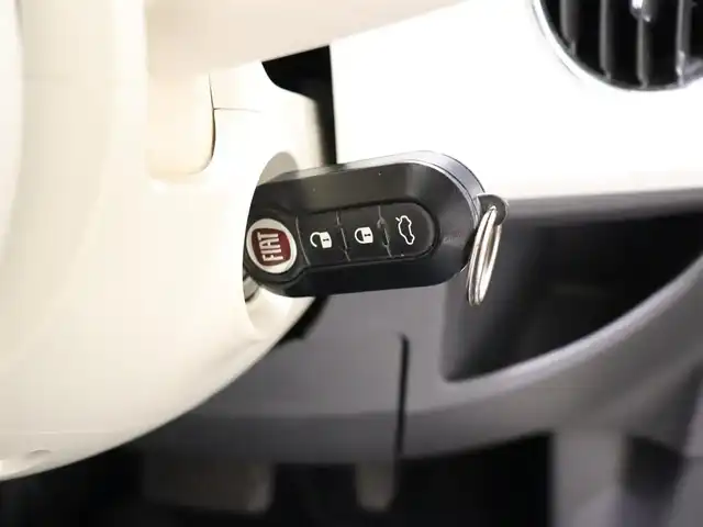 フィアット ５００ ツインエア ポップ 静岡県 2016(平28)年 4.7万km 白 純正オーディオ　/Ｂｌｕｅｔｏｏｔｈ　/社外１４ＡＷ（ＣＲＡＺＹ・ＫＥＮ，Ｓ・ＣＡＲ・ＣＬＵＢ）　/ＥＴＣ　/革調シートカバー　/社外シフトレバー　/リモコンキー　/純正フロアマット /ハロゲンライト