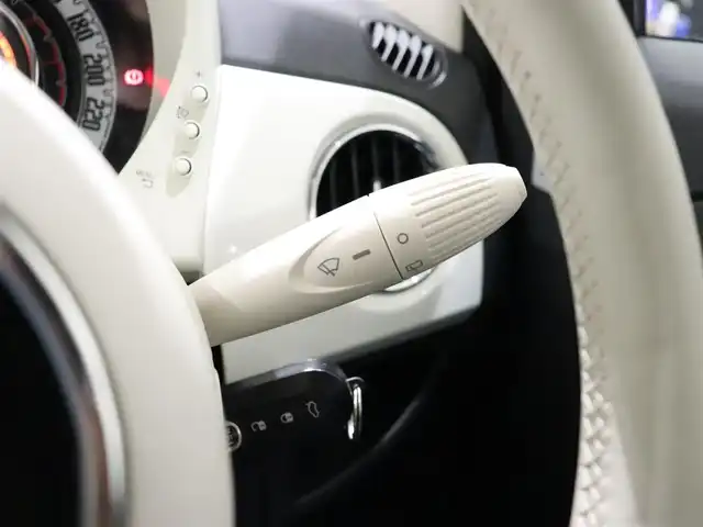 フィアット ５００ ツインエア ポップ 静岡県 2016(平28)年 4.7万km 白 純正オーディオ　/Ｂｌｕｅｔｏｏｔｈ　/社外１４ＡＷ（ＣＲＡＺＹ・ＫＥＮ，Ｓ・ＣＡＲ・ＣＬＵＢ）　/ＥＴＣ　/革調シートカバー　/社外シフトレバー　/リモコンキー　/純正フロアマット /ハロゲンライト