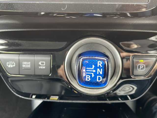 トヨタ プリウス ＰＨＶ A プレミアムナビパッケージ 大阪府 2020(令2)年 5.8万km プラチナホワイトパールマイカ ワンオーナー/純正メモリナビ/・FM/AM/Bluetooth/・フルセグテレビ/全周囲カメラ/バックカメラ/ETC2.0/衝突軽減ブレーキ/レーンキープアシスト/クルーズコントロール/革巻きステアリング/ステアリングリモコン/ハンドルヒーター/シートヒーター（D席+N席）/エアシート（D席+N席）/パワーシート（D席）/ワイヤレス充電器/前後コーナーセンサー/LEDヘッドライト/オートライト/オートエアコン/スマートキー×2/12V電源/USBジャック/純正フロアマット/取扱説明書/ナビ取扱説明書/保証書