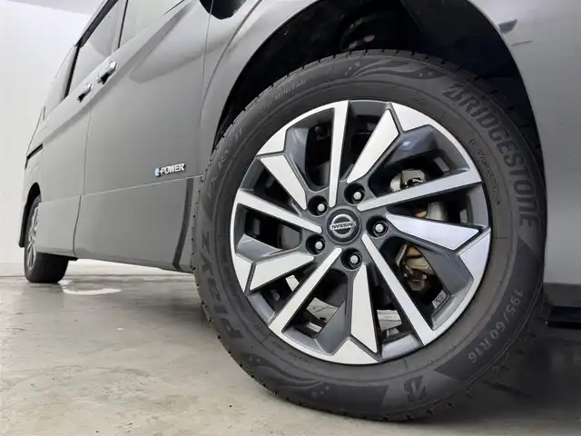 日産 セレナ e－パワー ハイウェイスター V 福岡県 2021(令3)年 5.6万km ダイヤモンドブラック 純正１０型ナビ　/全方位カメラ　/プロパイロット　/コーナーセンサー　/エマージェンシーブレーキ　/レーンキープ　/ＢＳＭ　/両側電動スライドドア　/デジタルインナーミラー　/ＥＴＣ　/ドラレコ　/純正１６インチＡＷ