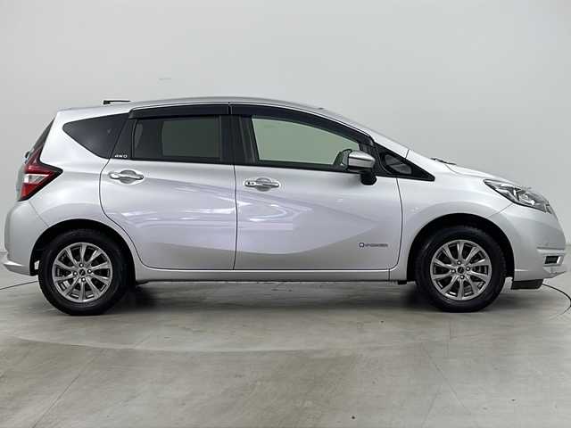 日産 ノート e－パワー X FOUR 道央・札幌 2020(令2)年 4.9万km ブリリアントシルバー ・4WD/・社外ナビ&AM&FM&BT/・バックカメラ/・エマージェンシーブレーキ/・コーナーセンサー/・2WD・4WD切替/・社外前後ドライブレコーダー/・ETC/・オートライト/・スマートキー/・スペアキー