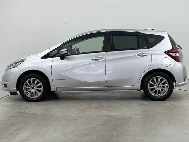 日産 ノート e－パワー X FOUR 道央・札幌 2020(令2)年 4.9万km ブリリアントシルバー ・4WD/・社外ナビ&AM&FM&BT/・バックカメラ/・エマージェンシーブレーキ/・コーナーセンサー/・2WD・4WD切替/・社外前後ドライブレコーダー/・ETC/・オートライト/・スマートキー/・スペアキー