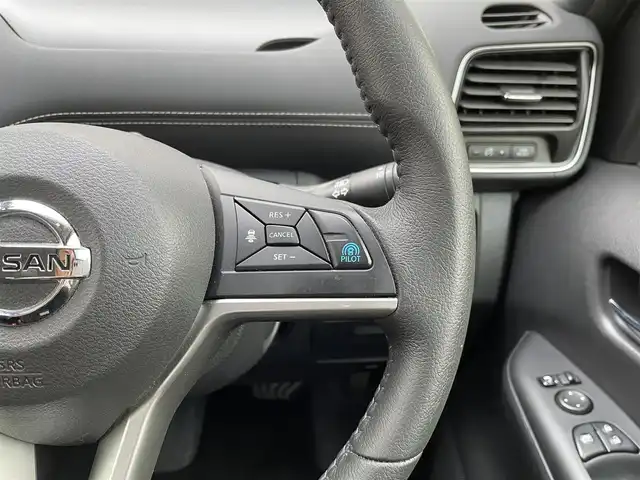 日産 セレナ ハイウェイスター 福岡県 2017(平29)年 7.6万km ダイヤモンドブラック 純正9型SDナビ(フルセグTV/CD/DVD/BT)アラウンドビューフリップダウンモニタープロパイロットコーナーセンサー両側パワスラETCデジタルインナーミラーUSB純正フロアマット純正LED純正アルミホイールスマートキープッシュスタート