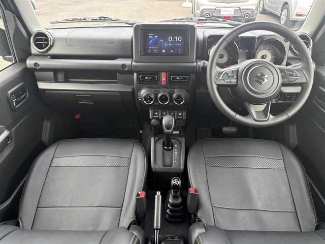 スズキ ジムニー XC 愛知県 2025(令7)年 0.2万km ミディアムグレー /禁煙/ワンオーナー/純正革調シートカバー//CSTマットブラック16インチAW/ホワイトレタータイヤ//ディスプレイオーディオ/CD/BT/USB//AppleCarPlay/AndroidAuto/バックカメラ//前後ドライブレコーダー//革巻きステア/ステアスイッチ//シートヒーター//純正LEDオートライト/オートハイビーム/フォグランプ//ヘッドライトウォッシャー//バニティミラー/電動格納ウィンカーミラー//コーナーセンサー//衝突軽減ブレーキ/LDA/クルーズコントロール//フロアマット//新車時保証書//取扱説明書//スペアスマートキー有