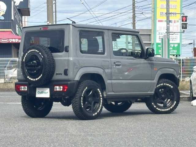 スズキ ジムニー XC 愛知県 2025(令7)年 0.2万km ミディアムグレー /禁煙/ワンオーナー/純正革調シートカバー//CSTマットブラック16インチAW/ホワイトレタータイヤ//ディスプレイオーディオ/CD/BT/USB//AppleCarPlay/AndroidAuto/バックカメラ//前後ドライブレコーダー//革巻きステア/ステアスイッチ//シートヒーター//純正LEDオートライト/オートハイビーム/フォグランプ//ヘッドライトウォッシャー//バニティミラー/電動格納ウィンカーミラー//コーナーセンサー//衝突軽減ブレーキ/LDA/クルーズコントロール//フロアマット//新車時保証書//取扱説明書//スペアスマートキー有