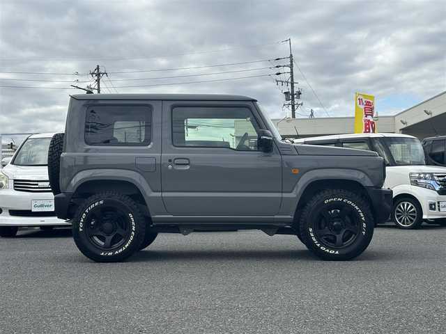 スズキ ジムニー XC 愛知県 2025(令7)年 0.2万km ミディアムグレー /禁煙/ワンオーナー/純正革調シートカバー//CSTマットブラック16インチAW/ホワイトレタータイヤ//ディスプレイオーディオ/CD/BT/USB//AppleCarPlay/AndroidAuto/バックカメラ//前後ドライブレコーダー//革巻きステア/ステアスイッチ//シートヒーター//純正LEDオートライト/オートハイビーム/フォグランプ//ヘッドライトウォッシャー//バニティミラー/電動格納ウィンカーミラー//コーナーセンサー//衝突軽減ブレーキ/LDA/クルーズコントロール//フロアマット//新車時保証書//取扱説明書//スペアスマートキー有