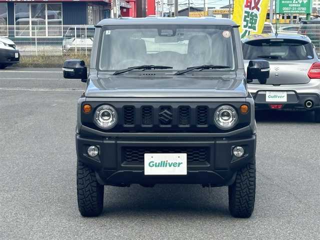 スズキ ジムニー XC 愛知県 2025(令7)年 0.2万km ミディアムグレー /禁煙/ワンオーナー/純正革調シートカバー//CSTマットブラック16インチAW/ホワイトレタータイヤ//ディスプレイオーディオ/CD/BT/USB//AppleCarPlay/AndroidAuto/バックカメラ//前後ドライブレコーダー//革巻きステア/ステアスイッチ//シートヒーター//純正LEDオートライト/オートハイビーム/フォグランプ//ヘッドライトウォッシャー//バニティミラー/電動格納ウィンカーミラー//コーナーセンサー//衝突軽減ブレーキ/LDA/クルーズコントロール//フロアマット//新車時保証書//取扱説明書//スペアスマートキー有