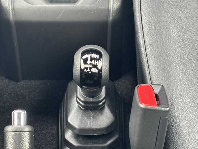 スズキ ジムニー XC 愛知県 2025(令7)年 0.2万km ミディアムグレー /禁煙/ワンオーナー/純正革調シートカバー//CSTマットブラック16インチAW/ホワイトレタータイヤ//ディスプレイオーディオ/CD/BT/USB//AppleCarPlay/AndroidAuto/バックカメラ//前後ドライブレコーダー//革巻きステア/ステアスイッチ//シートヒーター//純正LEDオートライト/オートハイビーム/フォグランプ//ヘッドライトウォッシャー//バニティミラー/電動格納ウィンカーミラー//コーナーセンサー//衝突軽減ブレーキ/LDA/クルーズコントロール//フロアマット//新車時保証書//取扱説明書//スペアスマートキー有