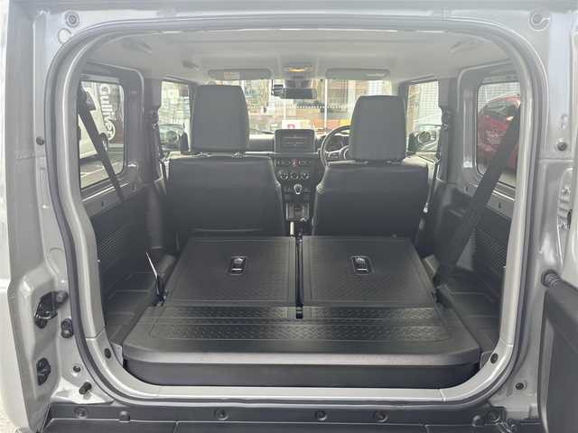 スズキ ジムニー XC 愛知県 2025(令7)年 0.2万km ミディアムグレー /禁煙/ワンオーナー/純正革調シートカバー//CSTマットブラック16インチAW/ホワイトレタータイヤ//ディスプレイオーディオ/CD/BT/USB//AppleCarPlay/AndroidAuto/バックカメラ//前後ドライブレコーダー//革巻きステア/ステアスイッチ//シートヒーター//純正LEDオートライト/オートハイビーム/フォグランプ//ヘッドライトウォッシャー//バニティミラー/電動格納ウィンカーミラー//コーナーセンサー//衝突軽減ブレーキ/LDA/クルーズコントロール//フロアマット//新車時保証書//取扱説明書//スペアスマートキー有